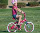 Kız baharda parkta bisiklete binmek